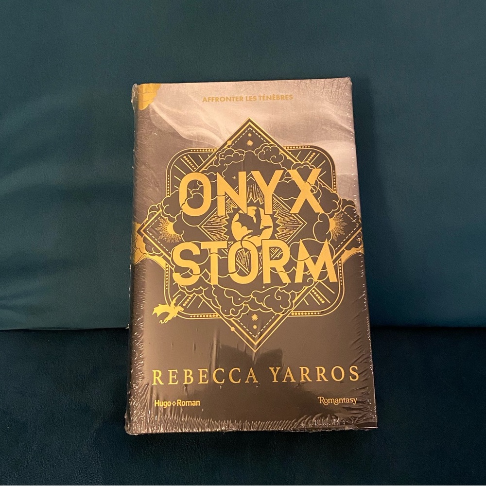 *SOLD* FRENCH Special Edition Onyx Storm by Rebecca Yarros - Hugo Roman